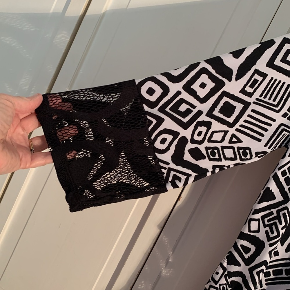 Erin London Black & White Geometric Asymmetrical Tunic With Lace EUC - Picture 4 of 9